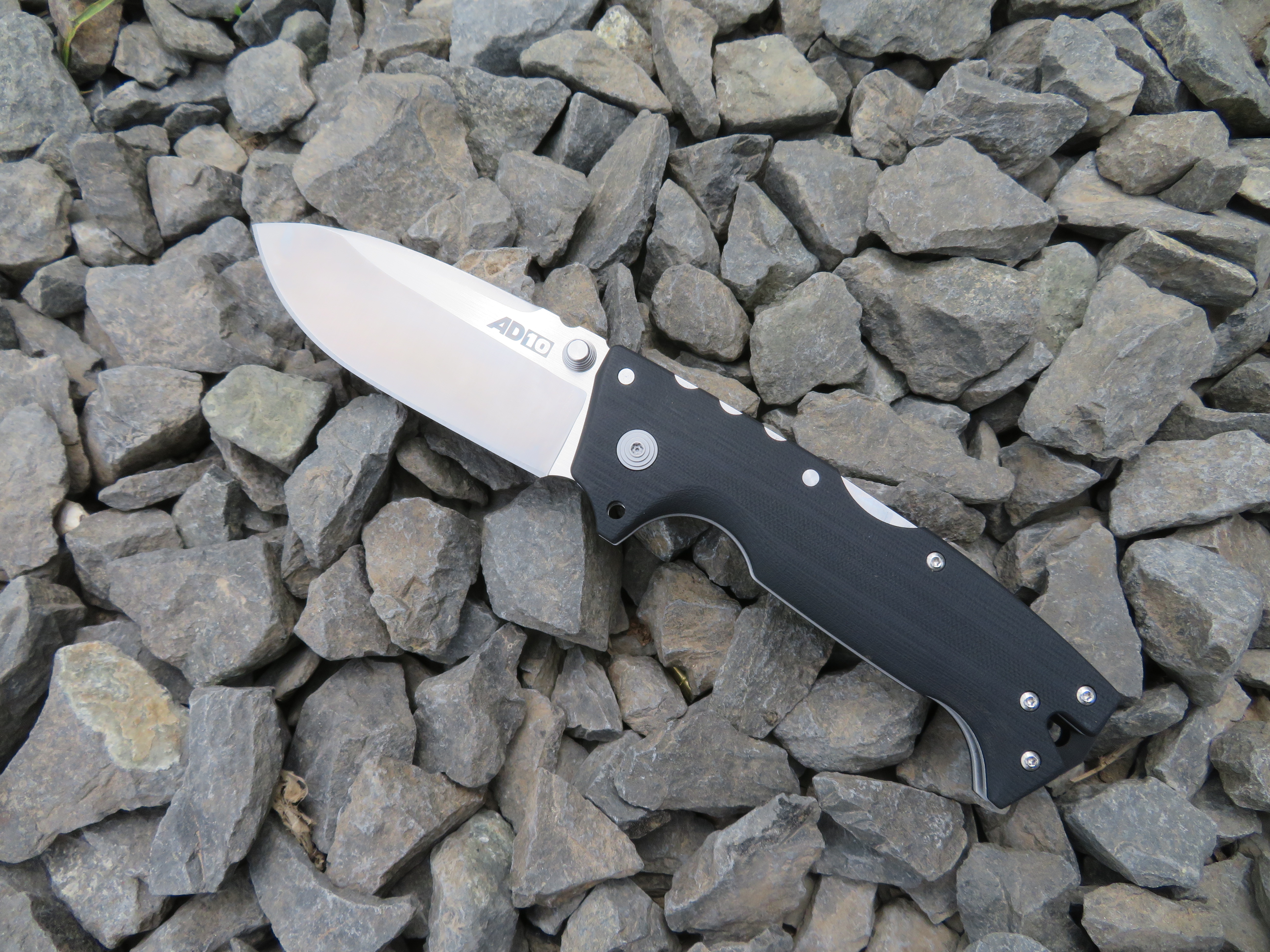 Celková délka nože AD-10 od firmy Cold Steel je 223 mm.